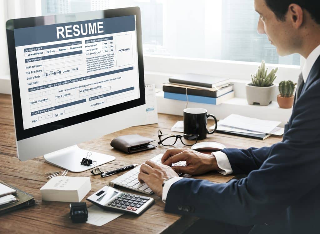 How CV Makers in Dubai Customize Resumes for UAE Recruiters