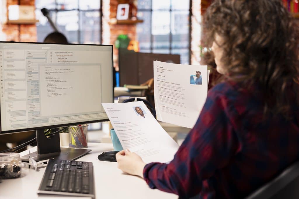 CV Makers in Dubai vs. Online Templates: What Really Works?